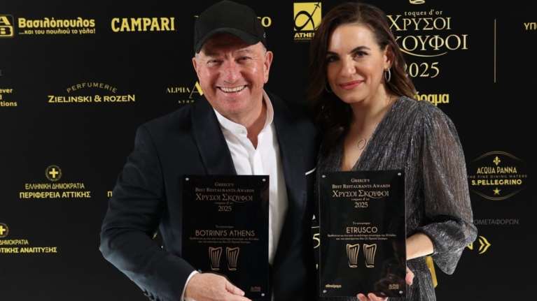 Χρυσοί Σκούφοι 2025 από το &quot;αθηνόραμα&quot;: Αυτά είναι τα καλύτερα εστιατόρια της Ελλάδας