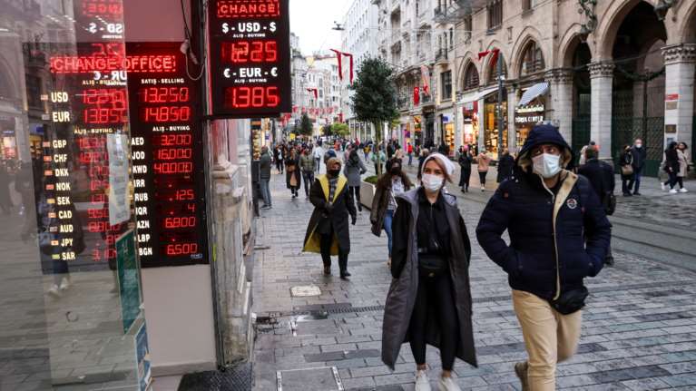 Τέλος τα iPhone στην Τουρκία μετά τη βύθιση της λίρας - &quot;Μη διαθέσιμο αυτή τη στιγμή&quot;, γράφει η Apple