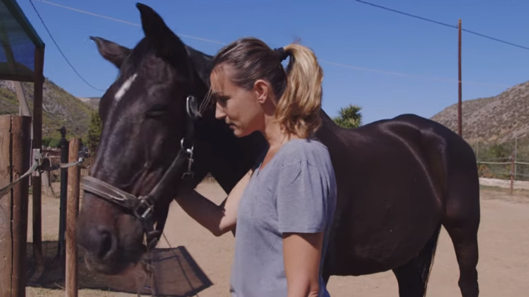 Η Κάτια Ζυγούλη πήγε για ψυχοθεραπεία - Η επαφή της με τα άλογα-θεραπευτές [Βίντεο]