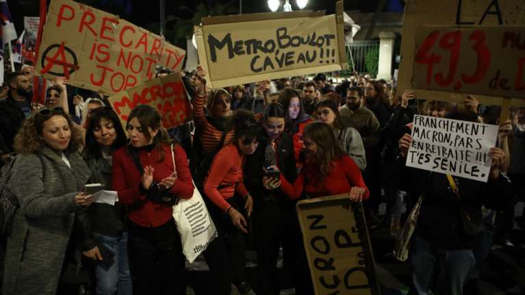 Συγκέντρωση έξω από τη γαλλική πρεσβεία στην Αθήνα: &quot;Νίκη στους απεργούς της Γαλλίας&quot;