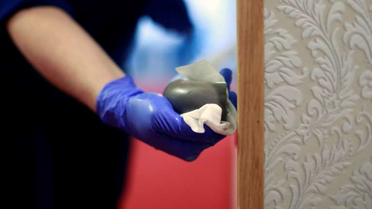 Κορονοϊός: Έτσι απολυμαίνουμε τους χώρους του σπιτιού για να είμαστε ασφαλείς