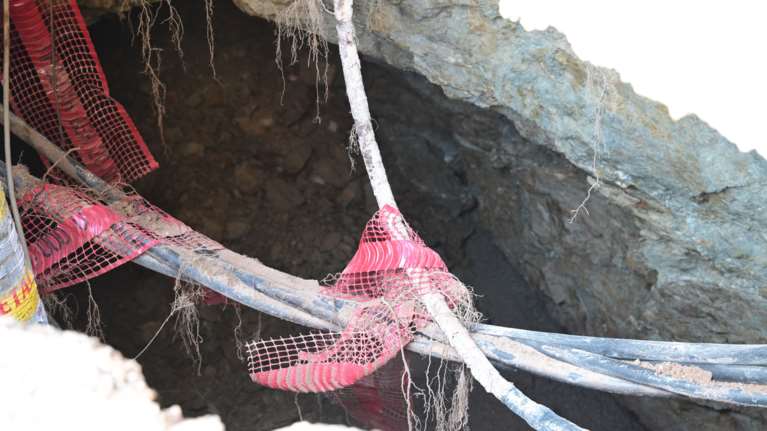 Παγκράτι: Ανοιξε τρύπα στη Βασιλέως Γεωργίου - "Ρούφηξε" κολώνα φωτισμού, κλειστοί δρόμοι [βίντεο]