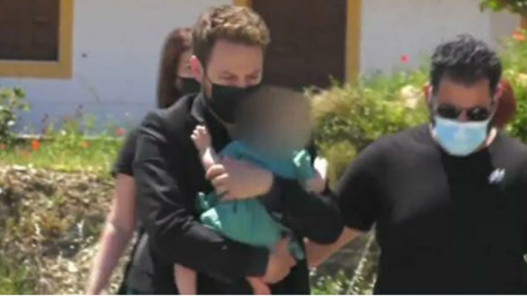 Αλόννησος: Εγκαταλείπει την Ελλάδα η μικρή Λυδία; – Οι σκέψεις της οικογένειας και η οργή της μητέρας της Καρολάιν