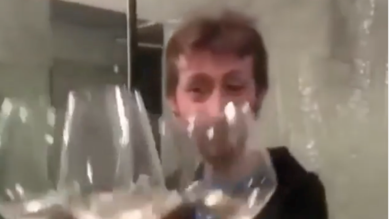 Ζωή με ...κορονοϊό: Viral ένας άντρας που …τσουγκρίζει με τον εαυτό του