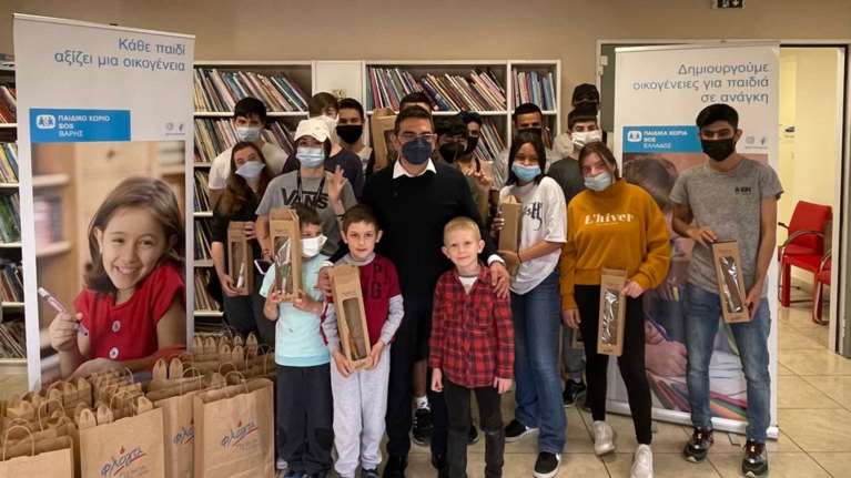 Το Μαξίμου προσέφερε τις λαμπάδες στους μικρούς φίλους των παιδικών χωριών SOS