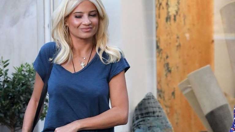 Η Φαίη Σκορδά στην αρχοντική κουζίνα της: Ολόλευκη με ξύλινες λεπτομέρειες