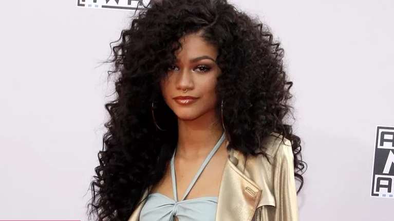 Το πανέξυπνο κόλπο με το κλάμερ που χαρίζει πλούσιο όγκο στα (σγουρά) μαλλιά