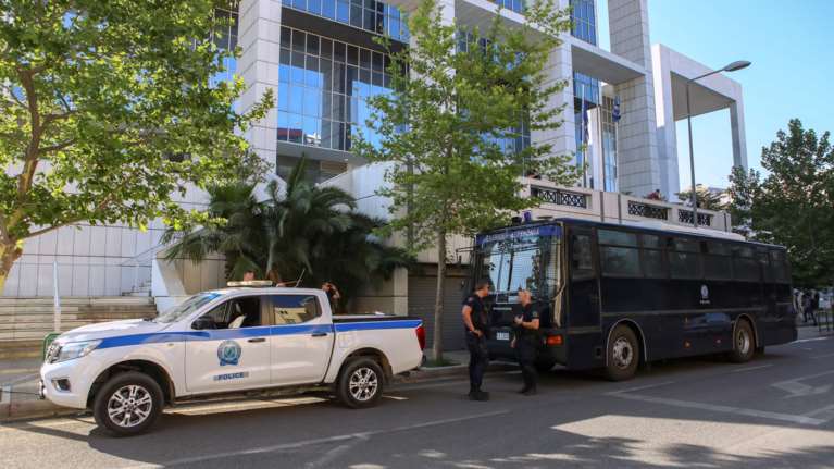 Κολωνός: Αγορεύουν οι συνήγοροι της 12χρονης - Συγκέντρωση διαμαρτυρίας για την εισαγγελική πρόταση έξω από το Εφετείο