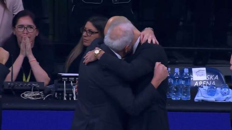 Η αγκαλιά του Ομπράντοβιτς με τον Σπανούλη μετά από 15 χρόνια που δεν έλεγαν ούτε... καλημέρα