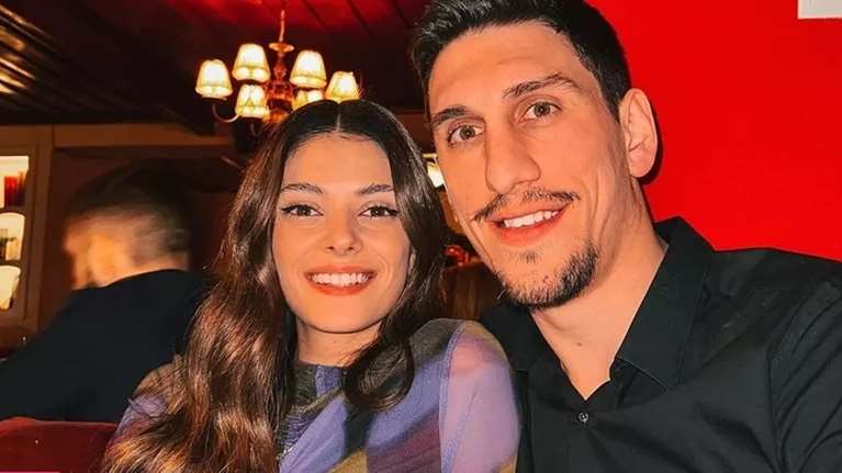 Ο Γιαννούλης Λαρεντζάκης στη Λιθουανία μαζί με την πανέμορφη σύντροφό του λίγες ώρες πριν τον 1ο ημιτελικό του Final Four