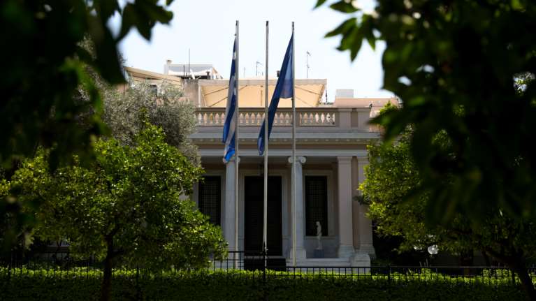 Κυβερνητικές πηγές: Επικοινωνιακό πυροτέχνημα ΣΥΡΙΖΑ το κατηγορητήριο στον Καραμανλή: Η διαδικασία προβλέπεται στο Σύνταγμα