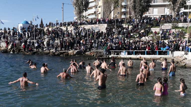 Πλήθος κόσμου στον Πειραιά: Μέλη του Συνδέσμου Βατραχανθρώπων έπιασαν τον Σταυρό [Εικόνες]