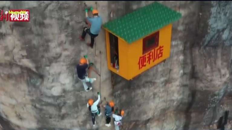 Το πιο δυσπρόσιτο και viral παντοπωλείο 120 μέτρα πάνω από το έδαφος