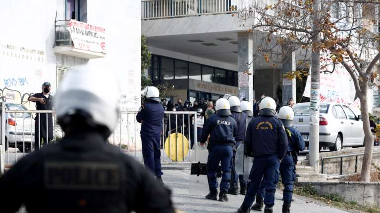 Ένταση στη Θεσσαλονίκη: Αντεξουσιαστές και φοιτητές με κράνη και ρόπαλα στο ΑΠΘ - Κινητοποίηση της αστυνομίας [Βίντεο-Εικόνες]