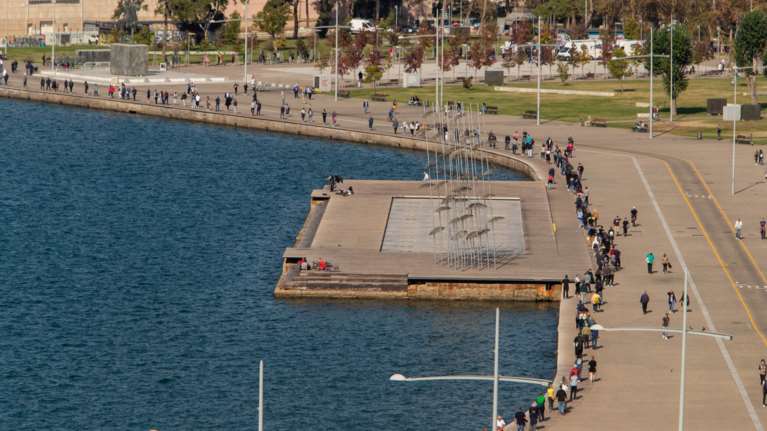 Κορονοϊός: Δεν έχει ξαναγίνει - Ουρές εκατοντάδων μέτρων για τα τεστ στη Θεσσαλονίκη