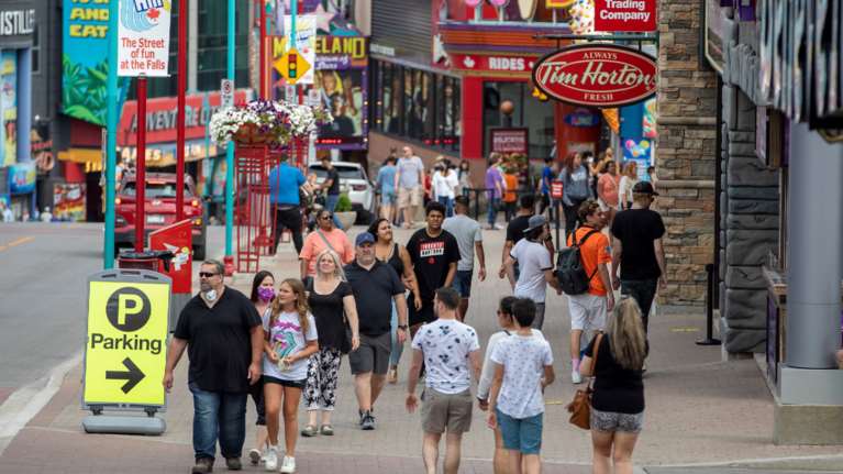 Ανησυχία στον Καναδά: Νεαροί κάτω των 39 ετών τα περισσότερα νέα κρούσματα κορονοϊού