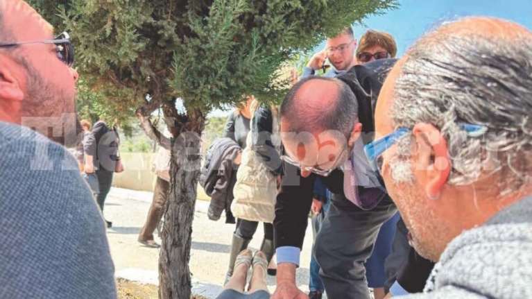 Βόλος: Ο βουλευτής Κ. Μαραβέγιας προσφέρει τις πρώτες βοήθειες σε ηλικιωμένη που κατέρρευσε στον Επιτάφιο