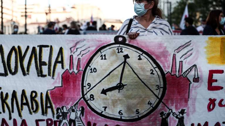 Συλλαλητήριο για το εργατικό νομοσχέδιο στο κέντρο: "Κάτω τα χέρια από το 8ωρο – Πάρτε πίσω το έκτρωμα"