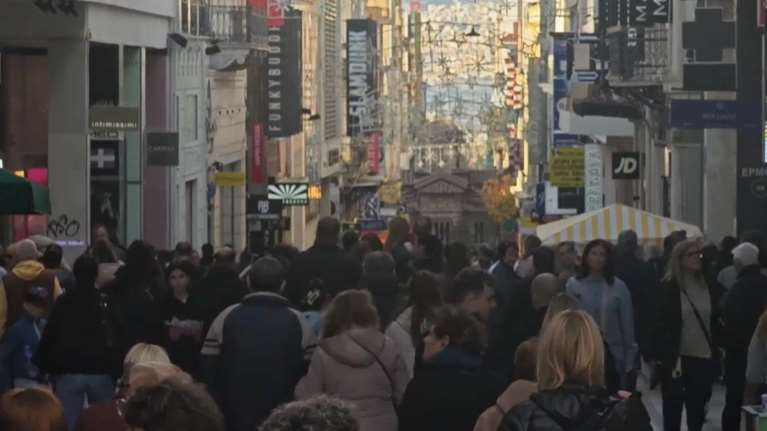 Κυριακή με ανοιχτά καταστήματα: Αυξημένη κίνηση στην Ερμού και το εμπορικό κέντρο [βίντεο]