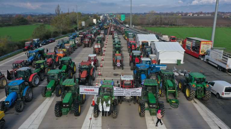 Ο "χάρτης" των αγροτικών μπλόκων: Πού είναι κλειστοί οι δρόμοι - Την Παρασκευή θα αποκλείσουν το λιμάνι της Θεσσαλονίκης