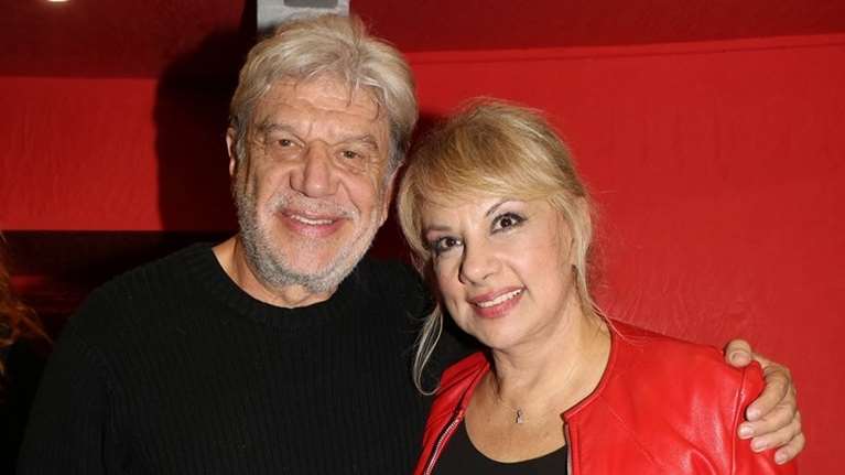 40 χρόνια πριν: Γιάννης Βούρος και Άννα Αδριανού στον γάμο τους - Το νυφικό που δεν ήταν νυφικό και τα αγριολούλουδα στα μαλλιά