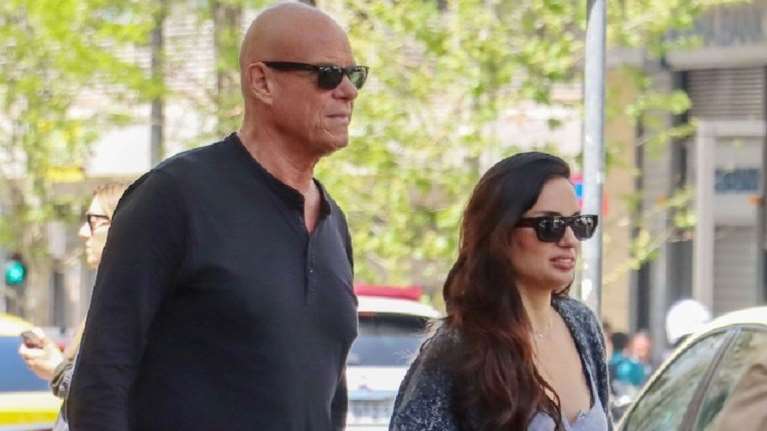 Ο Τζώνη Καλημέρης και η Ελπίδα Ιακωβίδου έκαναν ένα λαμπερό pre-cocktail party πριν τον γάμο