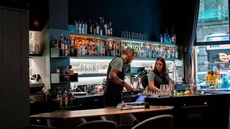 Πήγαμε στο καλύτερο μπαρ του κόσμου, ήπιαμε και αποφασίσαμε: Αξίζει το &quot;Sips&quot; τον τίτλο του;