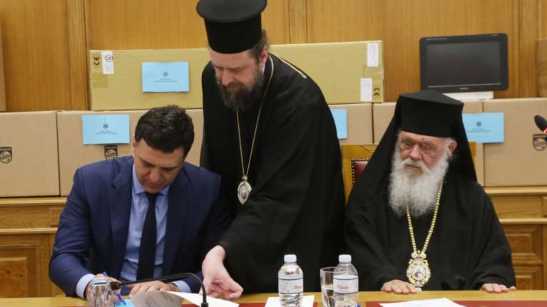 Ο Ιερώνυμος παρέδωσε στον Κικίλια ιατρικά μόνιτορ αξίας χιλιάδων ευρώ