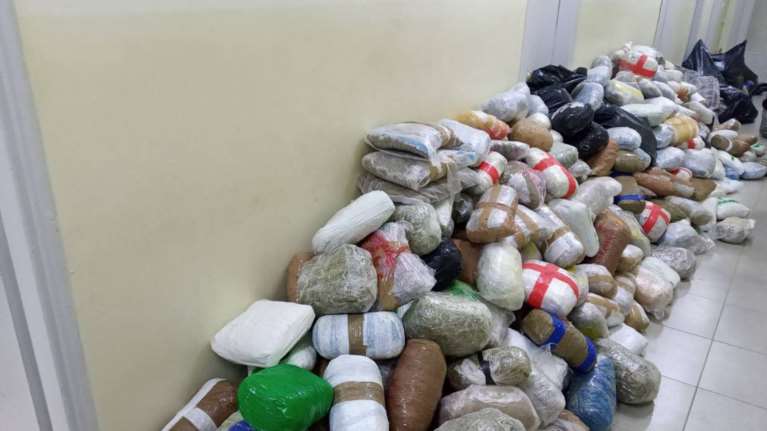 Εβαλαν στη χώρα αντί 5.000 ευρώ 793,7 κιλά χασίς σε σασί φορτηγού