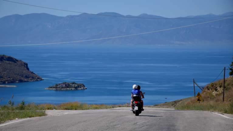 Υπ. Μεταφορών: Θα έρθει νόμος για να μπορούν οι οδηγοί ΙΧ να &quot;καβαλάνε μηχανή&quot; έως 125 cc χωρίς εξετάσεις