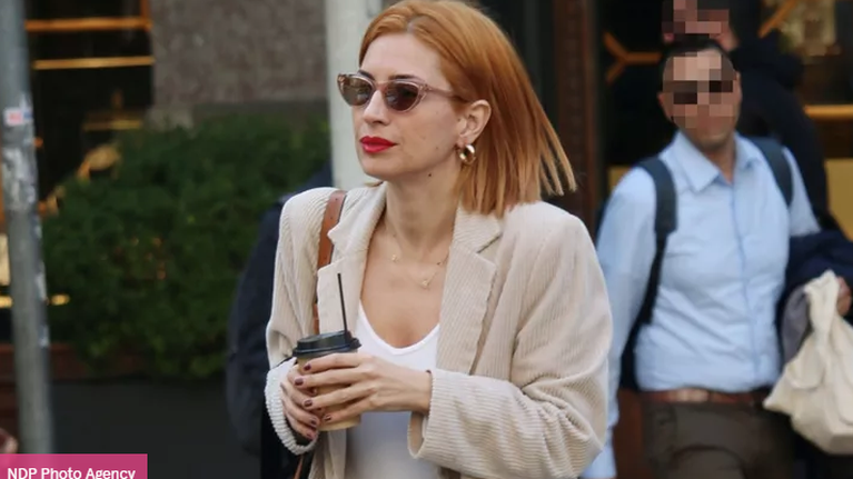 Μαρία Ηλιάκη: Φοράει κοστούμι με sneakers και πείθει τις γυναίκες να αντιγράψουν τον πιο cool συνδυασμό