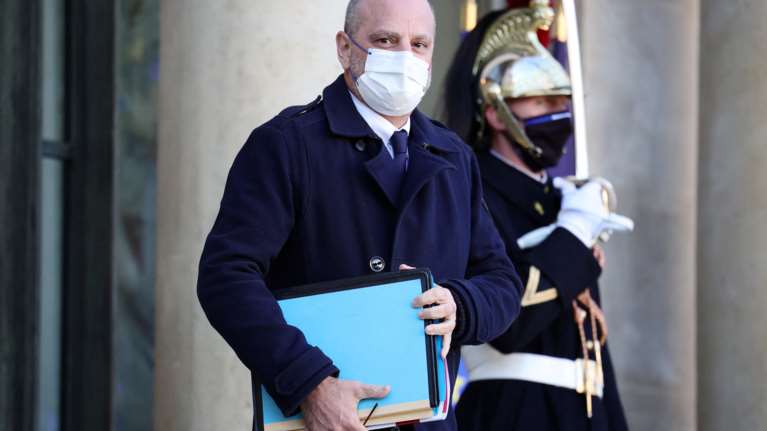 Σάλος στη Γαλλία: Ο υπουργός Παιδείας παρουσίασε τα μέτρα στα σχολεία από... θέρετρο στην Ίμπιζα