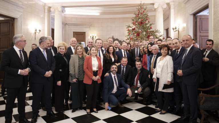 Εορταστική συνάντηση Μητσοτάκη με τους βουλευτές to Know us better και για τις ευχές των Χριστουγέννων- Selfie, κρασί και τσικουδιές
