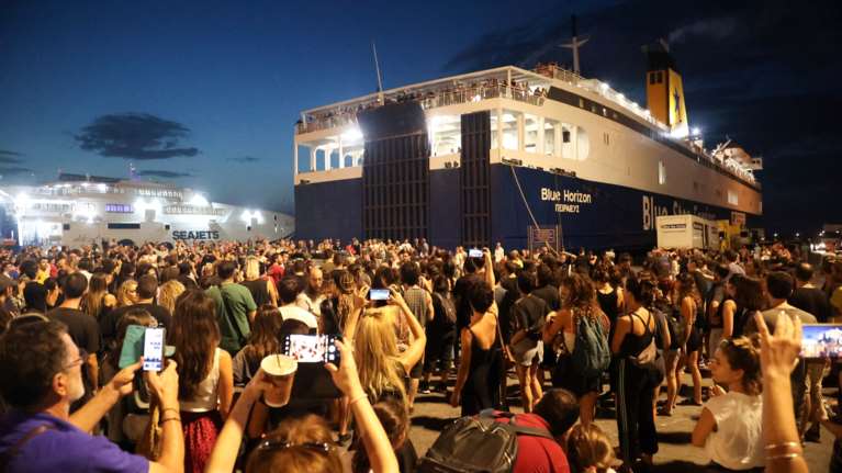 Ηράκλειο: Με καθυστέρηση 6 ωρών απέπλευσε το Blue Horizon, λόγω της διαμαρτυρίας για τον θάνατο του Αντώνη