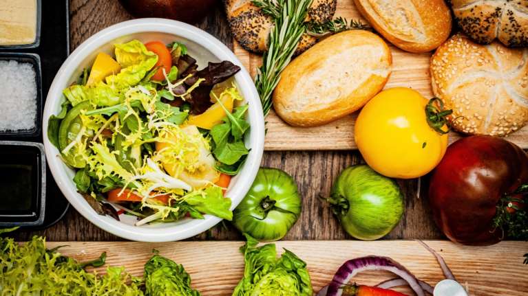 Ακριβή μου σαλάτα: Γιατί δεν θα πέσουν οι τιμές σε φρούτα και λαχανικά