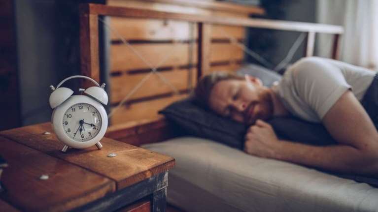 Οι άνδρες ή οι γυναίκες χρειάζονται περισσότερο ύπνο; Η επιστήμη δίνει την απάντηση