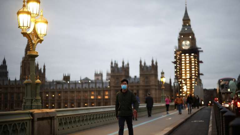 Βρετανία: Αντιεμβολιαστής συνωμοσιολόγος το πρώτο θύμα της Όμικρον - &quot;Του είχαν κάνει πλύση εγκεφάλου στο διαδίκτυο&quot;