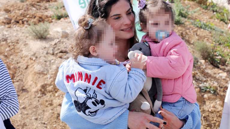 Η Χριστίνα Μπόμπα για τις μικρές της: &quot;Μπορεί να μη θυμούνται κάθε χώρα, κάθε δρόμο, κάθε στιγμή…&quot;