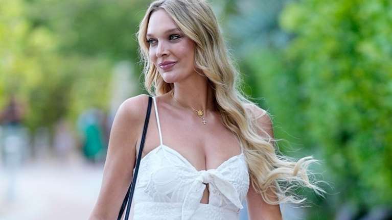 8 φλατ σανδάλια που ανταγωνίζονται τα τακούνια για τους γάμους του καλοκαιριού