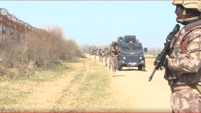 Ηλεκτρισμένη ατμόσφαιρα στον Έβρο: Πρόσωπο με πρόσωπο πλέον έλληνες και τούρκοι στρατιώτες - Βίντεο