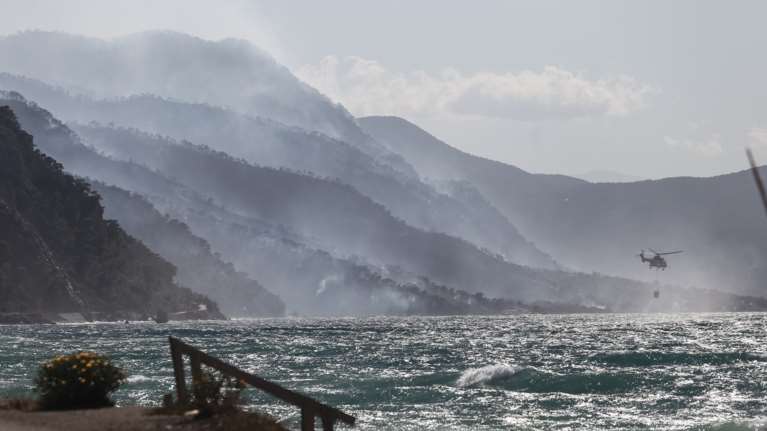 Φωτιά στον Σχίνο: Προειδοποίηση Meteo για ενίσχυση των ανέμων απόψε στην περιοχή της πυρκαγιάς