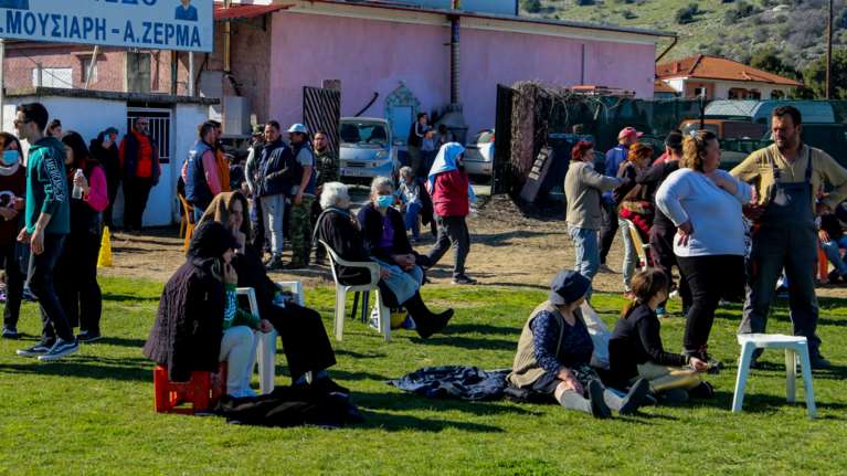 Σεισμός στην Ελασσόνα: Στα γήπεδα βρήκαν καταφύγιο οι κάτοικοι- Φοβούνται τους μετασεισμούς [Εικόνες]