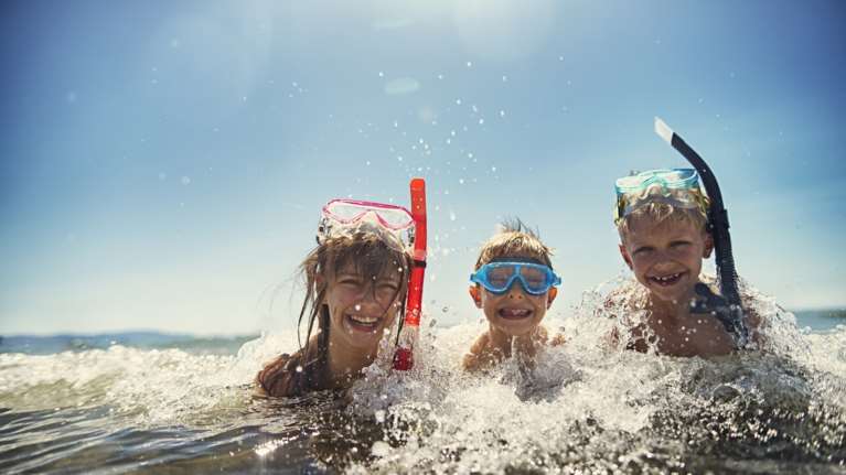 Πνιγμός στη θάλασσα: Συμβουλές SOS για τα παιδιά και την ασφάλειά τους