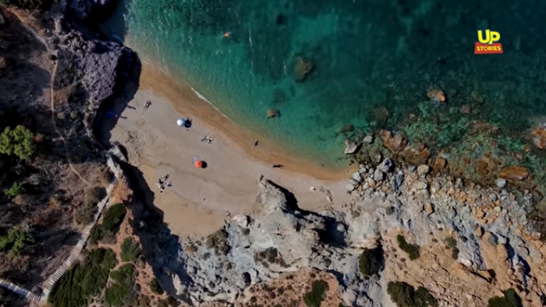 Αυτή είναι η ωραιότερη παραλία της Αττικής και απέχει μόλις μία ώρα από την πλατεία Συντάγματος [βίντεο]