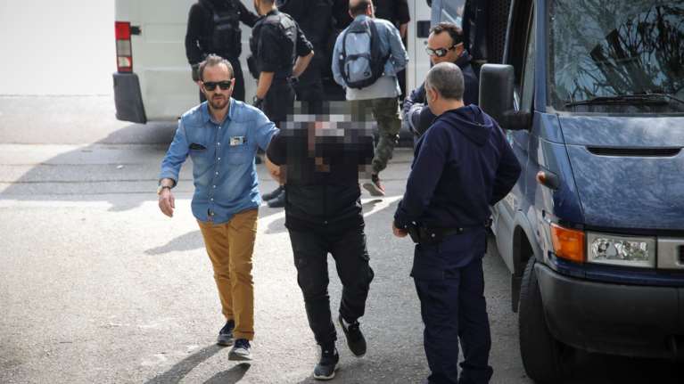 Χειροπέδες σε κύκλωμα ναρκωτικών που έκανε και ...συλλογή όπλων [εικόνες]