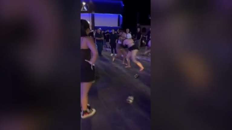 Άγριο ξύλο με μπουνιές και κλωτσιές στα Μάλια: Τουρίστρια κατέληξε αιμόφυρτη για  τα μάτια ενός άντρα