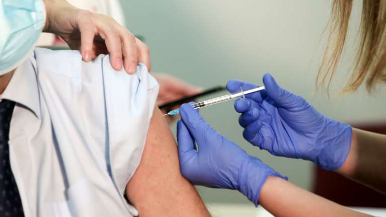 Κορονοϊός: Καμία αλλαγή στις δόσεις εμβολίων δεν είναι ασφαλής, λένε οι ειδικοί