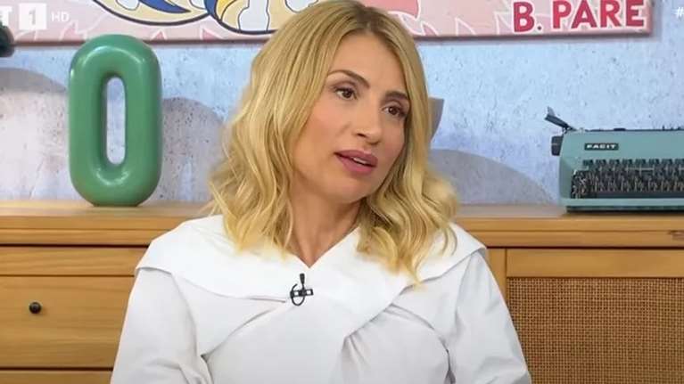 Η Μαρία Ηλιάκη με το παντελόνι τάση της χρονιάς σε ένα ιδιαίτερο χρώμα