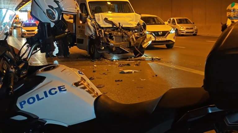 Σοβαρό τροχαίο στην Ποσειδώνος: Συγκρούστηκαν φορτηγό, ΙΧ και δύο μηχανές - Κλειστή η μία λωρίδα [βίντεο]