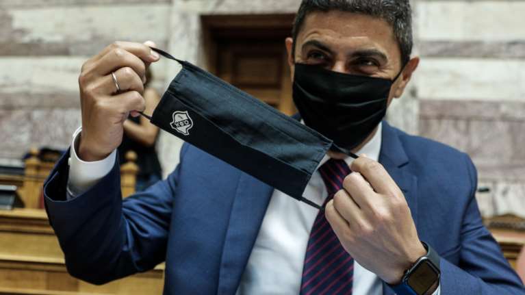 Κορονοϊός: Ποζάρει με τη μάσκα του ΟΦΗ ο Λευτέρης Αυγενάκης στη Βουλή [Εικόνες]